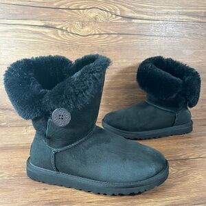 UGG Bailey Button Black Suede Winter Boots Women’s Size 6 Shoes Pull-On